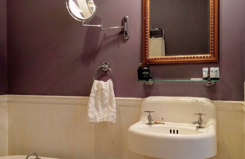 Cowan Casa | Cozy king ensuite room in historic railroad inn