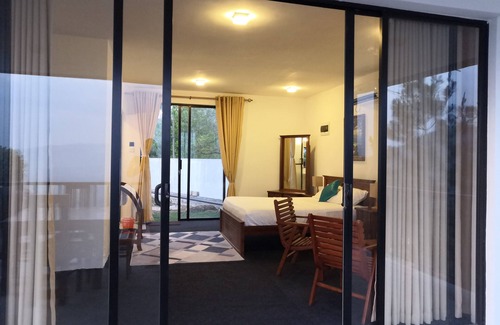 Moragolla Cama Y Desayuno | Acogedora habitación king size con vistas a las majestuosas colinas de Kandy.