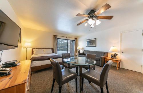 Truckee Casa | Cozy King Studio w/Lake View #145 at Donner Lake Village