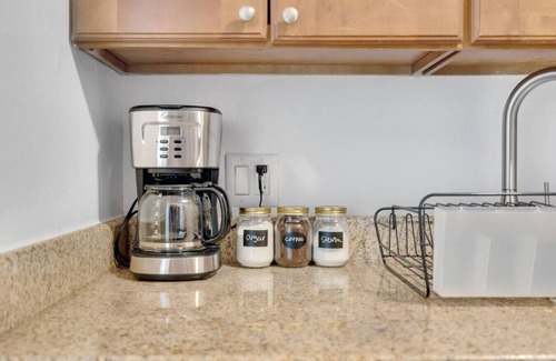 SoHo Apartamento | Cozy King Suite near Bayshore! Pool,Gym,Parking