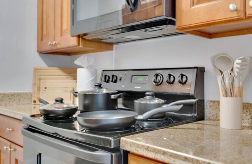 SoHo Apartamento | Cozy King Suite near Bayshore! Pool,Gym,Parking