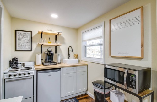 Ashley Oaks Cabaña | Cozy Knoxville Cottage w/ Deck, Grill, Fire Pit!