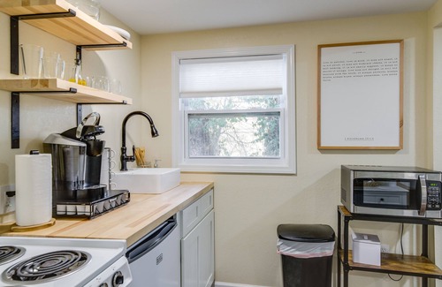 Ashley Oaks Cabaña | Cozy Knoxville Cottage w/ Deck, Grill, Fire Pit!