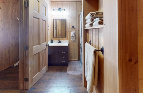 Ingram Cabina | Cozy Lake Cabin - 2 Queen Beds