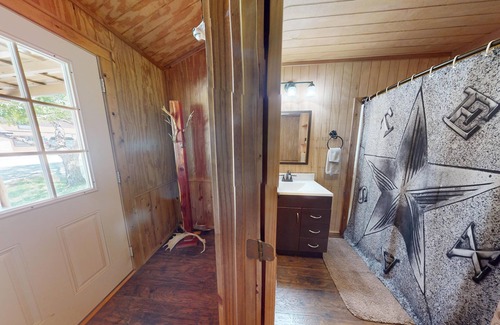 Ingram Cabina | Cozy Lake Cabin - 2 Queen Beds