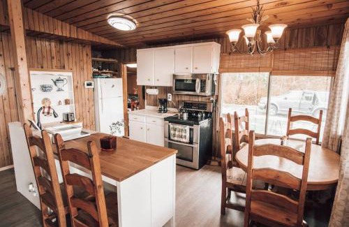 Parkland County Casa | Cozy lake cottage