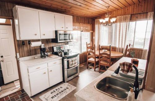 Parkland County Casa | Cozy lake cottage