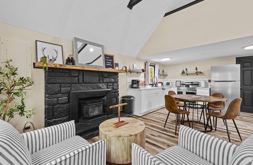 Pocono Lake Chalet De Esquí | Cozy Lake Getaway: Walk to Beach & Playground