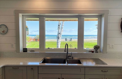 Collingwood Casa | Cozy Lake House and Coach Home - 5 minutes to downtown & 10 minutes to ski hills