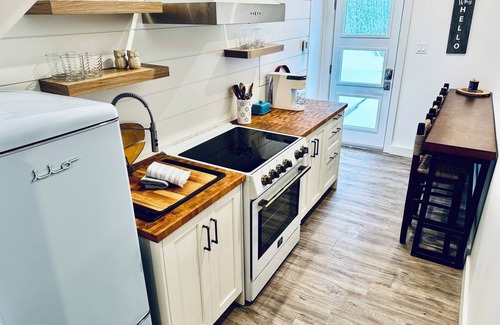 Collingwood Casa | Cozy Lake House and Coach Home - 5 minutes to downtown & 10 minutes to ski hills