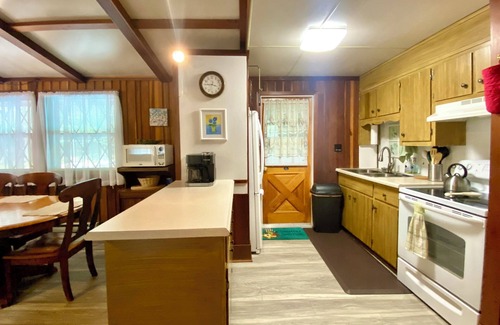 Gouldsboro Casa | Cozy Lake/Marina view Cabin in the Poconos