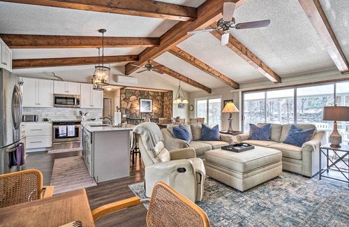 Robbinsville Cabaña | Cozy Lake Santeetlah Cottage with Dock & 3 Kayaks!