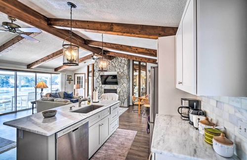 Robbinsville Cabaña | Cozy Lake Santeetlah Cottage with Dock & 3 Kayaks!