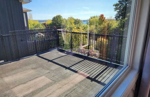 Oro-Medonte Casa | Cozy Lake Simcoe Retreat: Beach, Skiing, & Relaxation Minutes from Barrie!