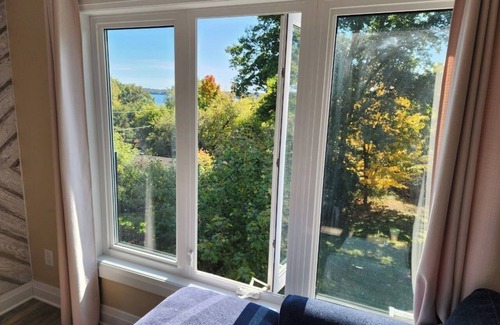 Oro-Medonte Casa | Cozy Lake Simcoe Retreat: Beach, Skiing, & Relaxation Minutes from Barrie!