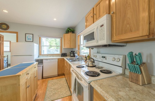 Lindstrom Casa | Cozy Lakefront 2 BR/1 BA Welcomes You!