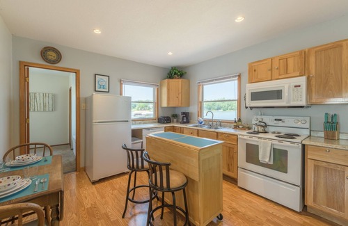 Lindstrom Casa | Cozy Lakefront 2 BR/1 BA Welcomes You!