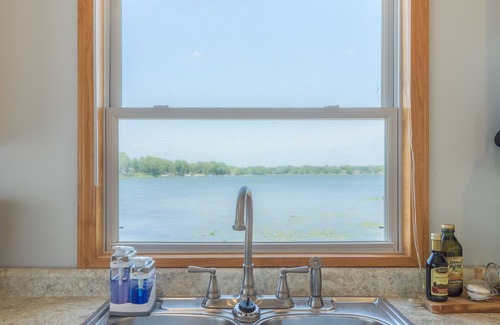 Lindstrom Casa | Cozy Lakefront 2 BR/1 BA Welcomes You!