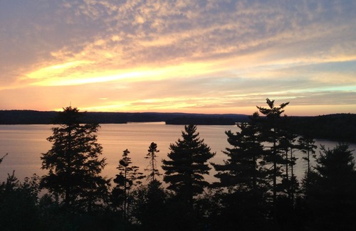 Lucasville Chalet De Esquí | Cozy lakefront chalet retreat. Perfect for couples or families!
