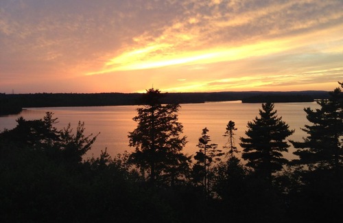Lucasville Chalet De Esquí | Cozy lakefront chalet retreat. Perfect for couples or families!