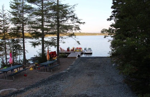 Lucasville Chalet De Esquí | Cozy lakefront chalet retreat. Perfect for couples or families!