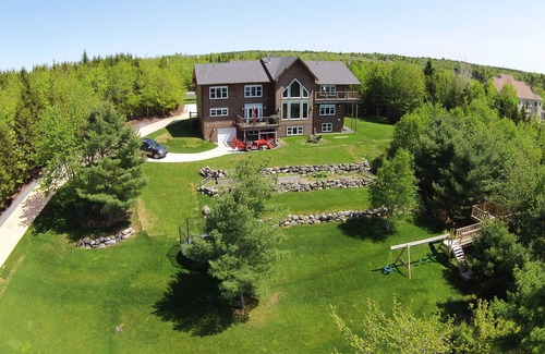 Lucasville Chalet De Esquí | Cozy lakefront chalet retreat. Perfect for couples or families!
