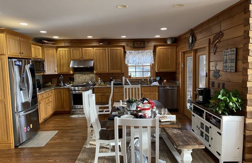 Council Cabina | Cozy lakefront log cabin retreat with pier and kayaks