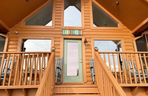 Council Cabina | Cozy lakefront log cabin retreat with pier and kayaks