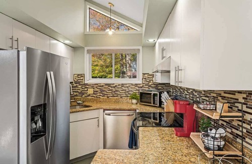 Tobyhanna Cabina | Cozy Lakefront Poconos Cabin | Hot Tub, Kayaks