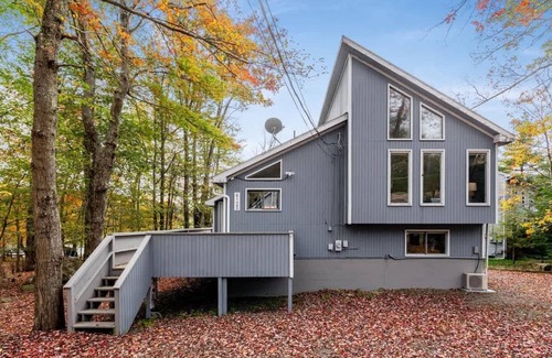 Tobyhanna Cabina | Cozy Lakefront Poconos Cabin | Hot Tub, Kayaks