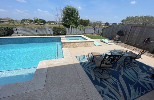 Rosenberg Casa | Cozy Lakefront Pool House on the outskirts of Houston
