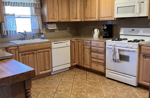 Prineville Casa | Cozy Lakeshore Family retreat, deck with propane grill spacious rustic home.