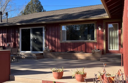 Prineville Casa | Cozy Lakeshore Family retreat, deck with propane grill spacious rustic home.