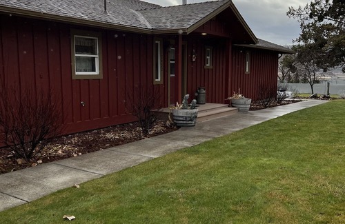 Prineville Casa | Cozy Lakeshore Family retreat, deck with propane grill spacious rustic home.