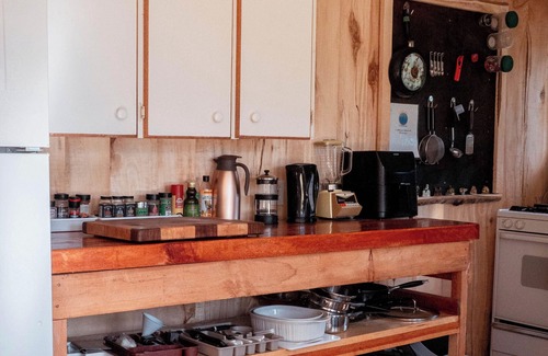 Canim Lake Cabina | Cozy Lakeside Cabin | Hiking, Fishing & Waterfalls | Stunning Views!