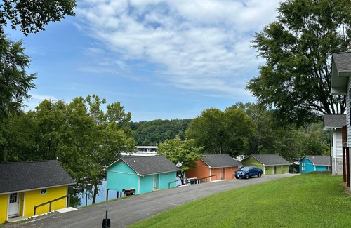 Winchester Cabina | Cozy, lakeside cabin on beautiful Tims Ford Lake-CABIN #1