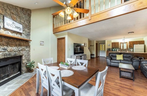 Cheat Lake Casa | Cozy Lakeside Townhouse