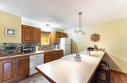 Cheat Lake Casa | Cozy Lakeside Townhouse