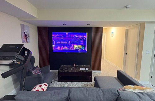Transcona Casa | Cozy Lakeview Family Suite