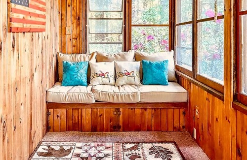 Lake George Cabina | Cozy Large Lakeside Cabin! Near West & Lake George