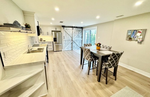Collingwood Casa | Cozy Licensed Collingwood Suite & Spa – 1BR + Family Room Near Blue Mountain!