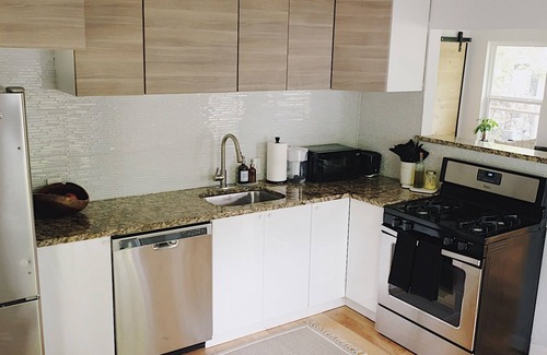 Govalle Casa | Cozy little blue house in East Austin! 10 min from everything!