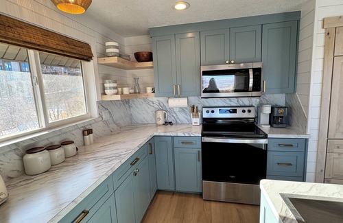Midway Cabina | Cozy Little Cabin w/Hot Tub