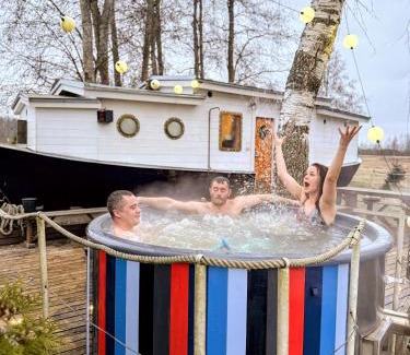 Parnu Casa | Cozy little house with sauna on a fishing boat
