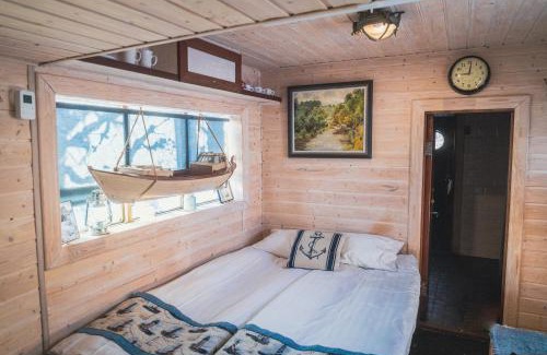 Parnu Casa | Cozy little house with sauna on a fishing boat