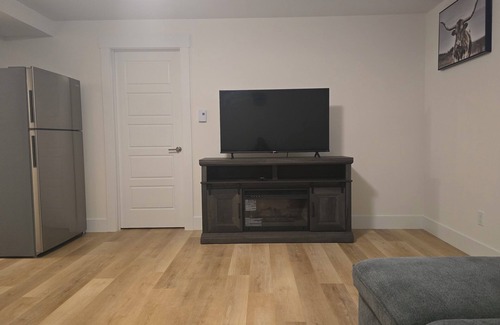Riverview Apartamento | Cozy living room and bedroom apartment in tranquil Riverview with WiFi