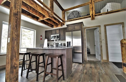 Deadwood Casa | Cozy lodge next to Terry Peak Ski area with Hot Tub!