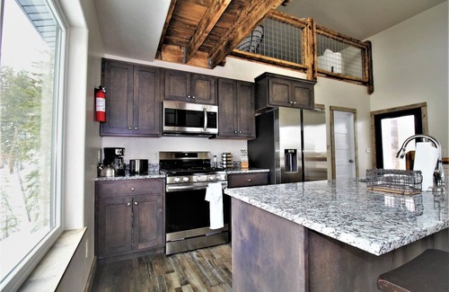 Deadwood Casa | Cozy lodge next to Terry Peak Ski area with Hot Tub!