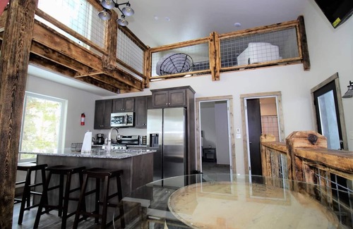 Deadwood Casa | Cozy lodge next to Terry Peak Ski area with Hot Tub!