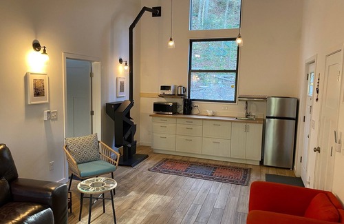 Sparrow Bush Cabaña | Cozy loft cottage with a flowing trout brook